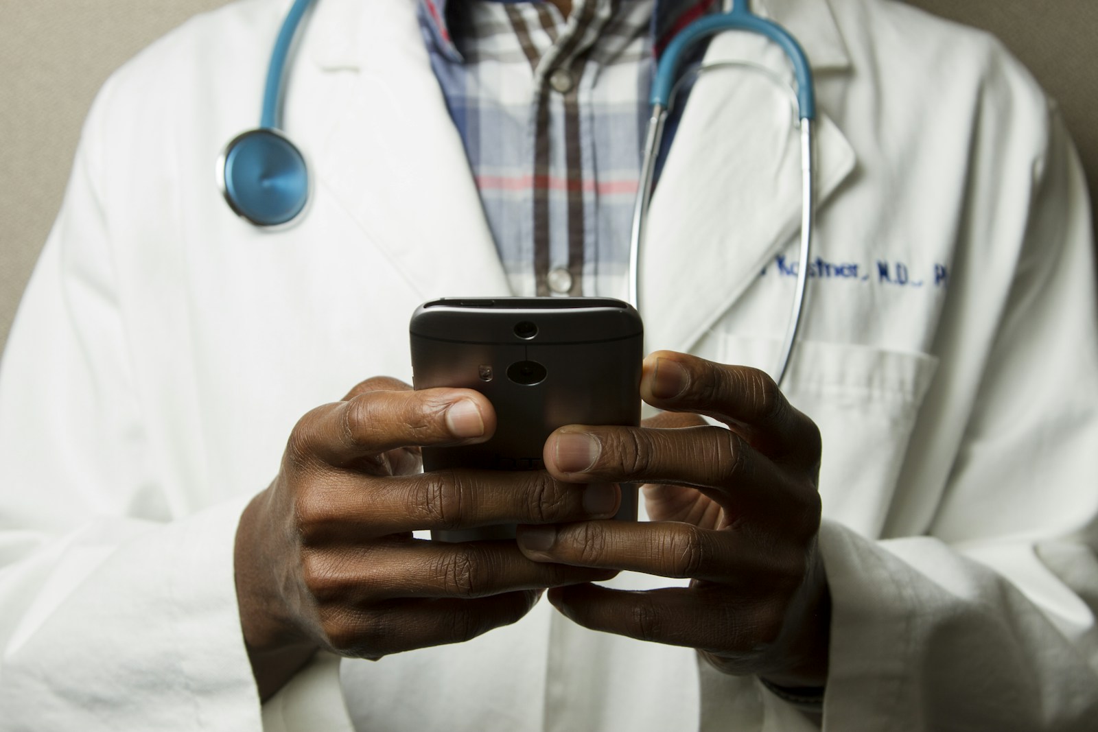 Profesional de salud utilizando un teléfono